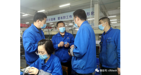 ▌長嶺紡電新聞 ▌ 走在前 做表率 助生產(chǎn) 保交付 長嶺紡電新產(chǎn)品生產(chǎn)任務(wù)緊，機關(guān)支部來幫忙